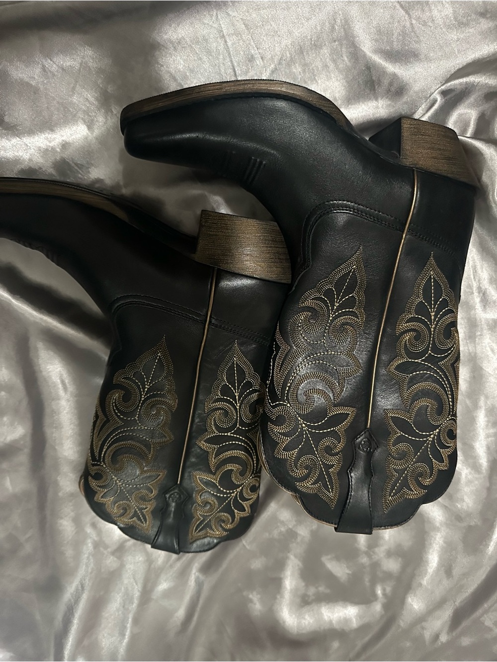Women's Black Embroidered Western ARIAT boots - Picture 2 of 7